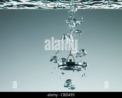 Stecker im Wasser sprudelt Stockfoto