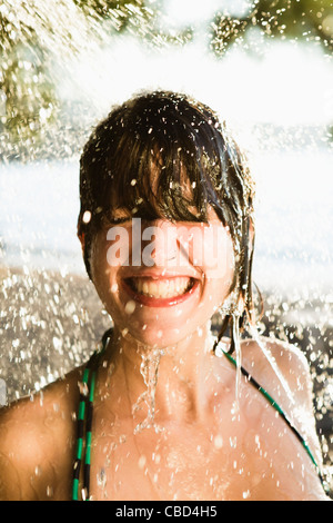 Frau in der Dusche am Strand Stockfoto