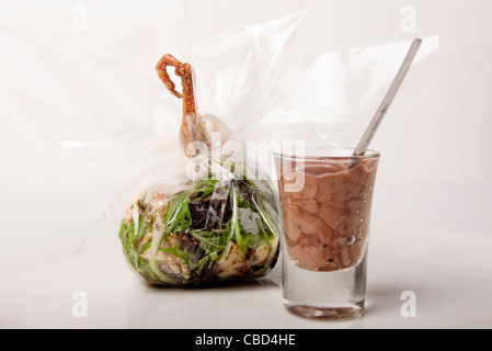 Geröstete wilde Taube Pastilla mit gegrillten Scampi und Schokoladen-emulsion Stockfoto