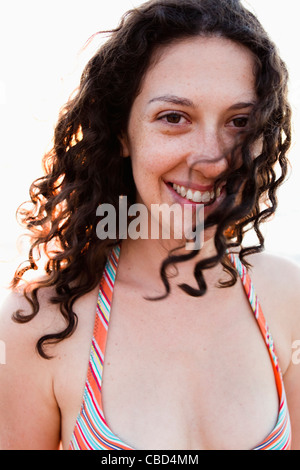 Lächelnde Frau mit Bikini im freien Stockfoto