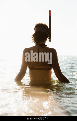 Frau trägt Schnorchel im Wasser Stockfoto