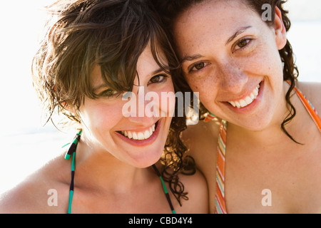 Frauen in Bikinis lächelnd zusammen Stockfoto