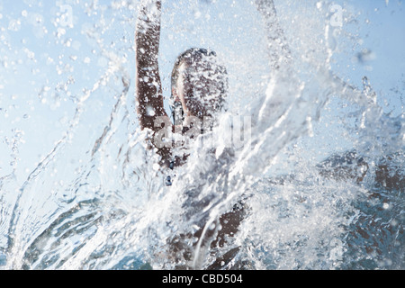 Frau spielt im Wasser Stockfoto