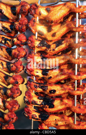 BBQ Chicken wings zum Verkauf an nassen Markt in Kota Kinabalu Waterfront. Stockfoto