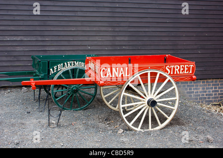 Zwei antike Wagen auf dem Display in eines der eisernen Brücke Museen, West Midlands. Stockfoto