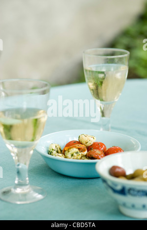 Caprese-Salat serviert mit Weißwein Stockfoto
