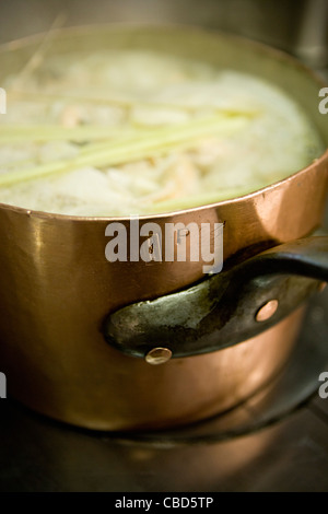 Topf mit Suppe kochen Stockfoto