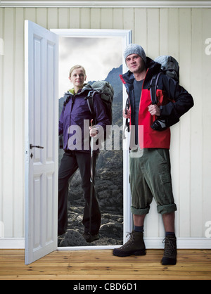 Wanderern stehen im neuen Haus Stockfoto