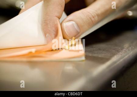 Koch bereitet essbaren Blattgold Stockfoto