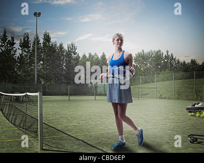 Frau stehend auf Tennisplatz Stockfoto