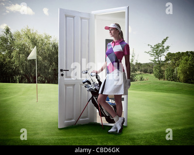 Frau aus Tür auf Golfplatz Stockfoto