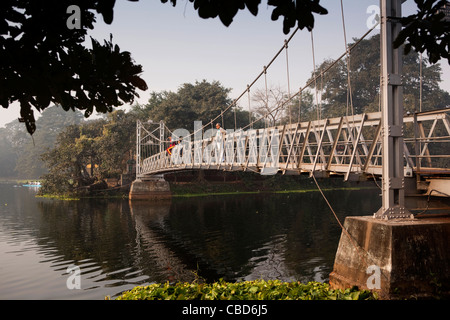 West-Bengalen, Indien, Kalkutta, Rabindra Sarovar Volkspark, Besucher auf Hängebrücke zur Moschee Stockfoto