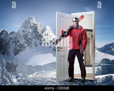 Skifahrer aus Tür in Bergen Stockfoto