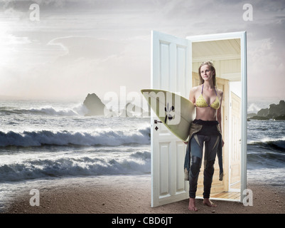 Frau aus Tür am Strand Stockfoto