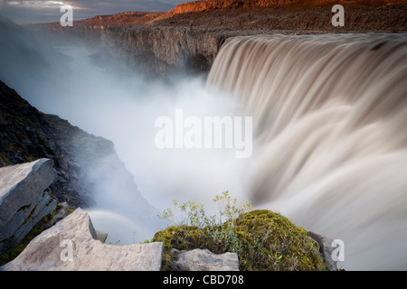 Wasserfall über ländliche Landschaft Stockfoto