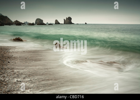 Time-Zeitraffer-Ansicht der Wellen am felsigen Strand Stockfoto
