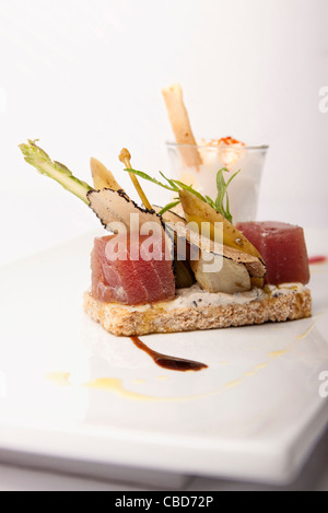 Sashimi Thunfisch, Artischocken, weißen Trüffel und Ratte Kartoffel Tartine mit Blumenkohl Cappuccino serviert Stockfoto