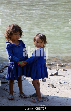 Nepalesische Kinder auf Sun Kosi Fluß, Nepal, Asien Stockfoto