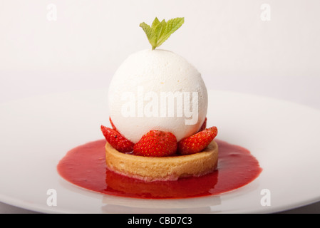 Griechischer Joghurt mit Erdbeeren und Vanille-Apfel-Rhabarber-confit Stockfoto