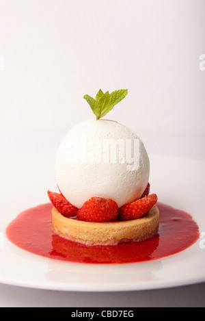 Griechischer Joghurt mit Erdbeeren und Vanille-Apfel-Rhabarber-confit Stockfoto
