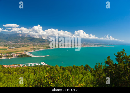 Blick auf die Mündung des Flusses Magra und Apennin über Carrara (Toskana) im Hintergrund, Bocca Di Magra Stockfoto