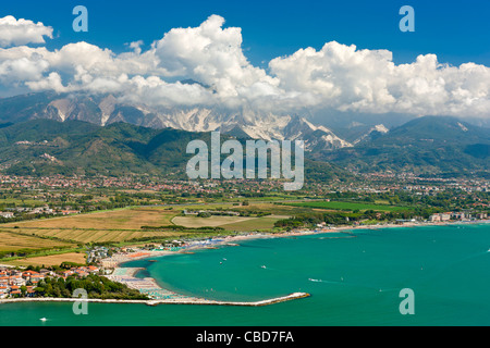 Blick auf die Mündung des Flusses Magra und Apennin über Carrara (Toskana) im Hintergrund, Bocca Di Magra Stockfoto