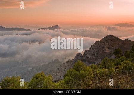 Nebel, felsige Landschaft überrollen Stockfoto