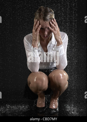 Frustriert Geschäftsfrau in Regen Stockfoto