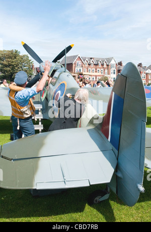 'Die Lytham Spitfire' Full-Size-Glasfaser Replik Flugzeuge an eine öffentliche Zurschaustellung auf Lytham Green, Lytham St Annes, Lancashire Stockfoto