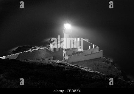 Gruselige Douglas Head Leuchtturm in der Nacht auf der Isle of man schwarz und weiß Foto mit Langzeitbelichtung Wirkung Stockfoto