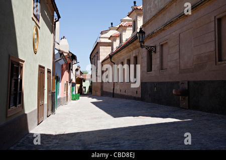 Das Goldene Gässchen, eine wichtige touristische Attraktion in Prag, Tschechische Republik, 1. Juni 2011. Das Goldene Gässchen wurde Stockfoto