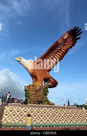 Eagle Square und die riesige Skulptur einen Seeadler auf Langkawi am Wasser. Langkawi, Kedah, Malaysia, Süd-Ost-Asien, Asien Stockfoto