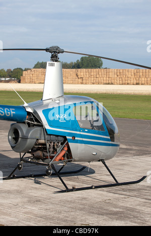 Robinson R22 Beta G-BSGF geparkt am Breighton Flugplatz Stockfoto