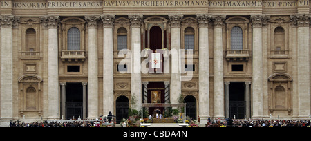 Masse von Papst Benedikt XVI in der Karwoche. Der Petersplatz. Vatikan-Stadt. Stockfoto