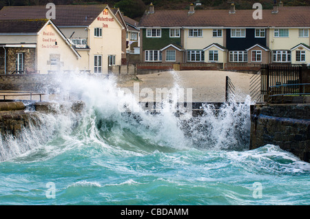 Portreath, auf der Nordküste von Cornwall, zwischen Newquay und St Ives, zeigt den inneren Harbour bei rauem Wetter Stockfoto