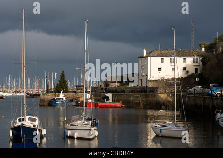 Brixham Hafen mit Custom House in Hintergrund, Boot, Brixham Fischmarkt, Hafen von Brixham, Devon, Angeln, Flotte Stockfoto