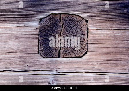 Nahaufnahme des alten Holzhaus Wand Fragment. Architektur aus Protokollen und Planken. Stockfoto