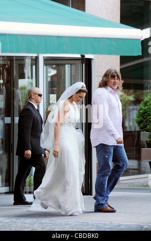 Tschechische Model Alena Seredova (Mitte) haben am 16. Juni 2011 in Prag mit italienischen Fußballspieler Gianluigi Buffon geheiratet. (CTK Stockfoto