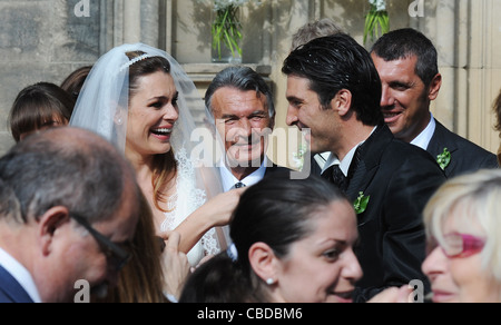 Tschechische Model Alena Seredova (links) haben am 16. Juni 2011 in Prag mit italienischen Fußballspieler Gianluigi Buffon (rechts) geheiratet. Stockfoto