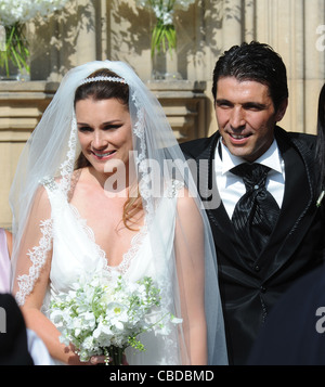 Tschechische Model Alena Seredova (links) haben am 16. Juni 2011 in Prag mit italienischen Fußballspieler Gianluigi Buffon (rechts) geheiratet. Stockfoto