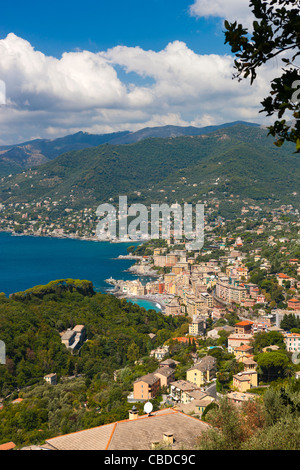 Erhöhte Ansicht eines Camogli, Riviera di Levante, Provinz Genua, Ligurien, Italien, Europa Stockfoto