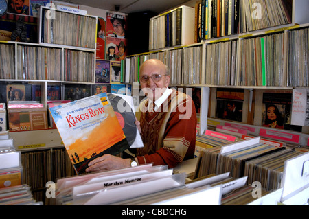 78 Jahre alte George Ginn an seinem berühmten shop The Record Album in der Nähe von Bahnhof von Brighton. George verkauft nur Vinyl-Schallplatten Stockfoto