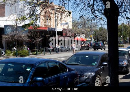 Die Hauptstraße von Albert Village, South Melbourne, Victoria, Australien, zeigen die Geschäfte. Stockfoto