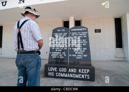 Umstrittene 10 Gebote Denkmal auf Stufen des Dixie County Courthouse in Cross City in Florida Stockfoto