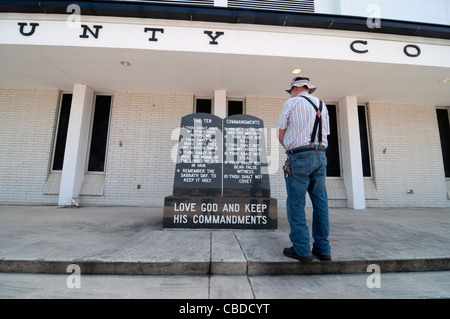 Umstrittene 10 Gebote Denkmal auf Stufen des Dixie County Courthouse in Cross City in Florida Stockfoto