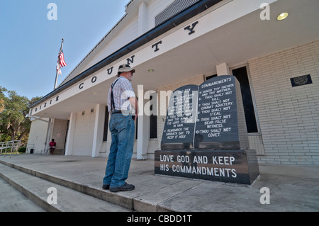 Umstrittene 10 Gebote Denkmal auf Stufen des Dixie County Courthouse in Cross City in Florida Stockfoto