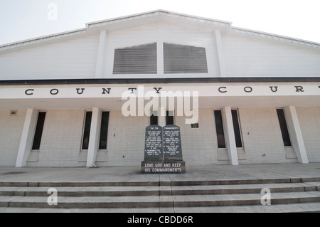 Umstrittene 10 Gebote Denkmal auf Stufen des Dixie County Courthouse in Cross City in Florida Stockfoto