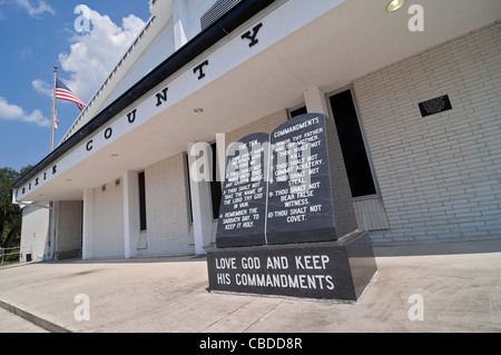 Umstrittene 10 Gebote Denkmal auf Stufen des Dixie County Courthouse in Cross City in Florida Stockfoto