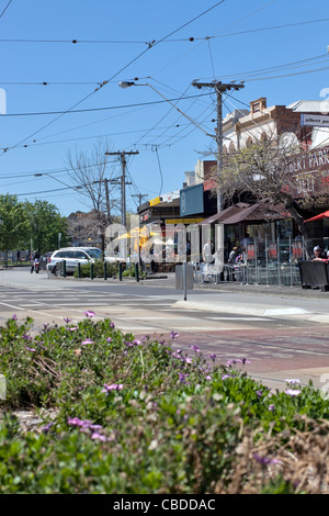 Die Hauptstraße von Albert-Village, South Melbourne, Victoria, Australien, zeigen die Geschäfte und die Straßenbahn-Linien Stockfoto