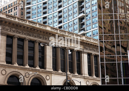 Das Chicago Cultural Center und die umliegenden Wolkenkratzer. Einmal der wichtigste Zweig der Chicago Public Library. Stockfoto